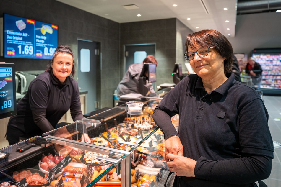 Marktleiterin Birgit Hänsel (56, r.) und ihre Mitarbeiterin Nicole Kreher sind stolz auf die Frischetheke, die neben frischem Fleisch auch gluten- sowie laktosefreie Produkte anbietet.