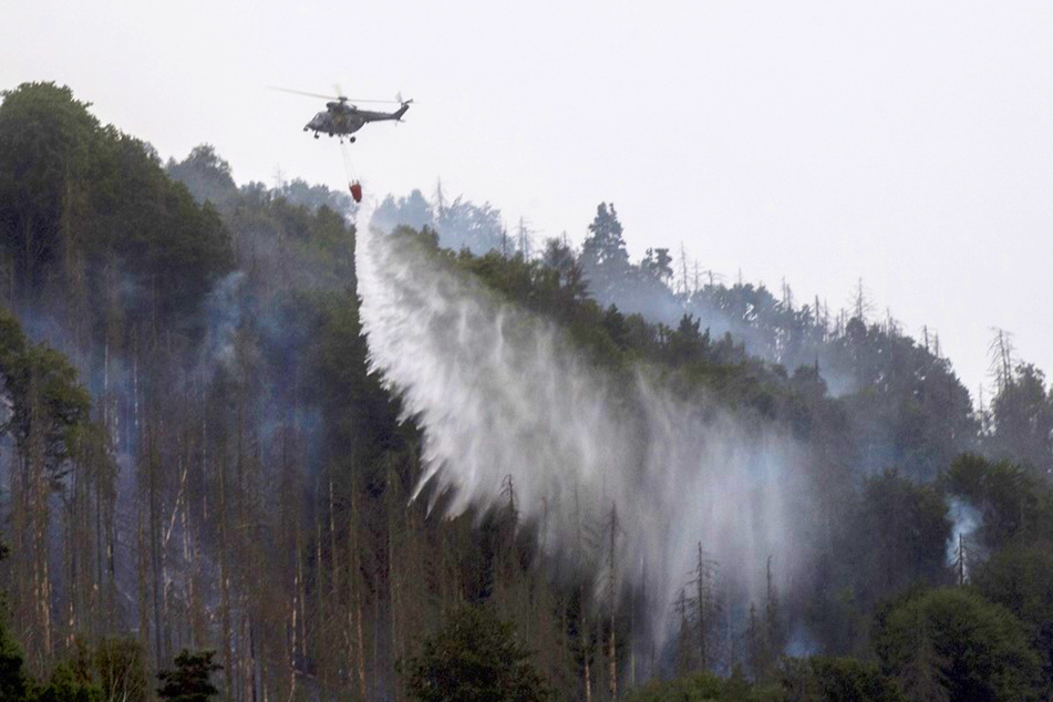 In Schmilka kommen weiter Hubschrauber zum Einsatz. Das Brandgebiet ist etwa 150 Hektar groß.