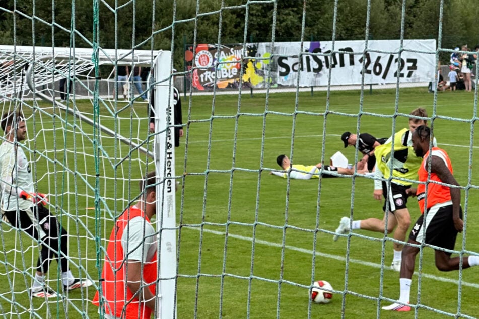 Im Zweikampftraining testete der Trainer die Treffsicherheit seiner Spieler. Manolis Saliakas muss im Hintergrund mit Eisspray behandelt werden. Der Grieche ging bei seinem Einsatz zu Boden.