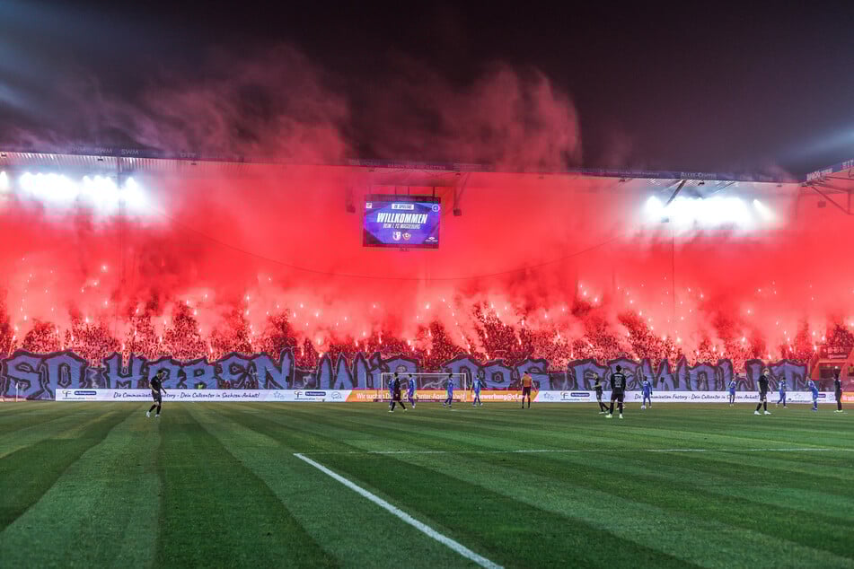 FCM-Fans griffen Polizeibeamte nach dem Spiel gegen Dresden körperlich an.