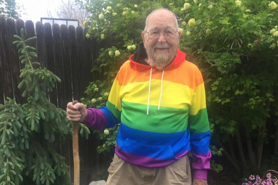 Stolz steht Kenneth mit seinem Regenbogen-Hoodie in seinem Garten. Kaum zu glauben, aber dieser Mann wurde im Jahr 1930 geboren!