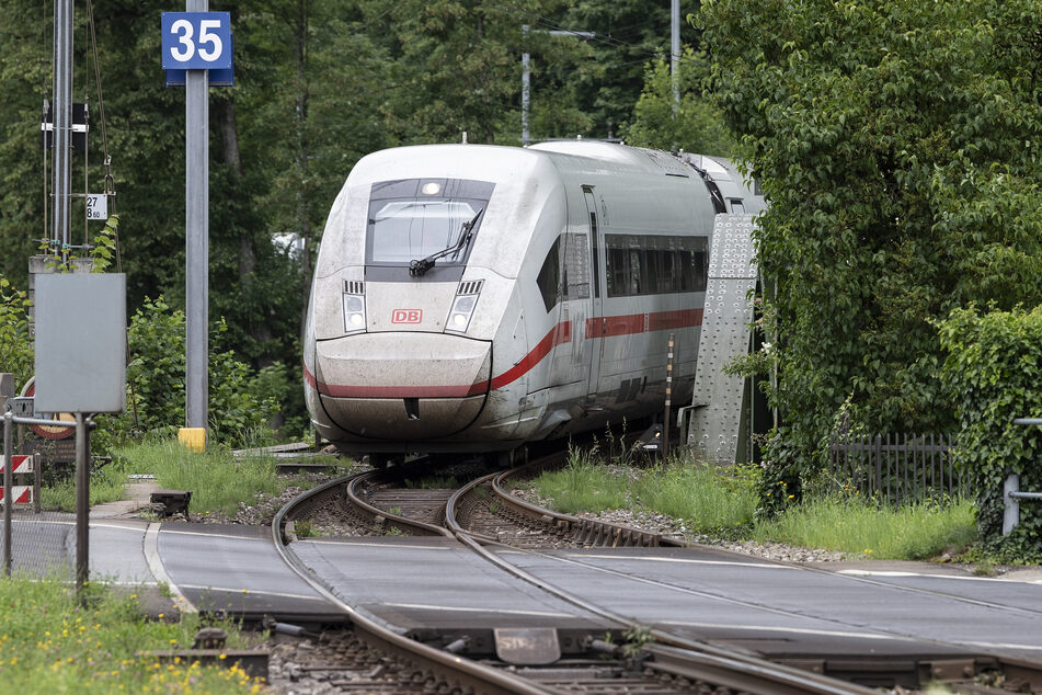 Der neue ICE 4 der Deutschen Bahn fährt im Bahnhof Interlaken Ost ein.
