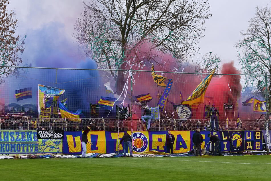 Zu Beginn der Partie machte der mitgereiste Lok-Anhang noch ordentlich Stimmung. Nach dem Gegentreffer kippte aber die Stimmung. Nach Abpfiff war es dann ganz aus.