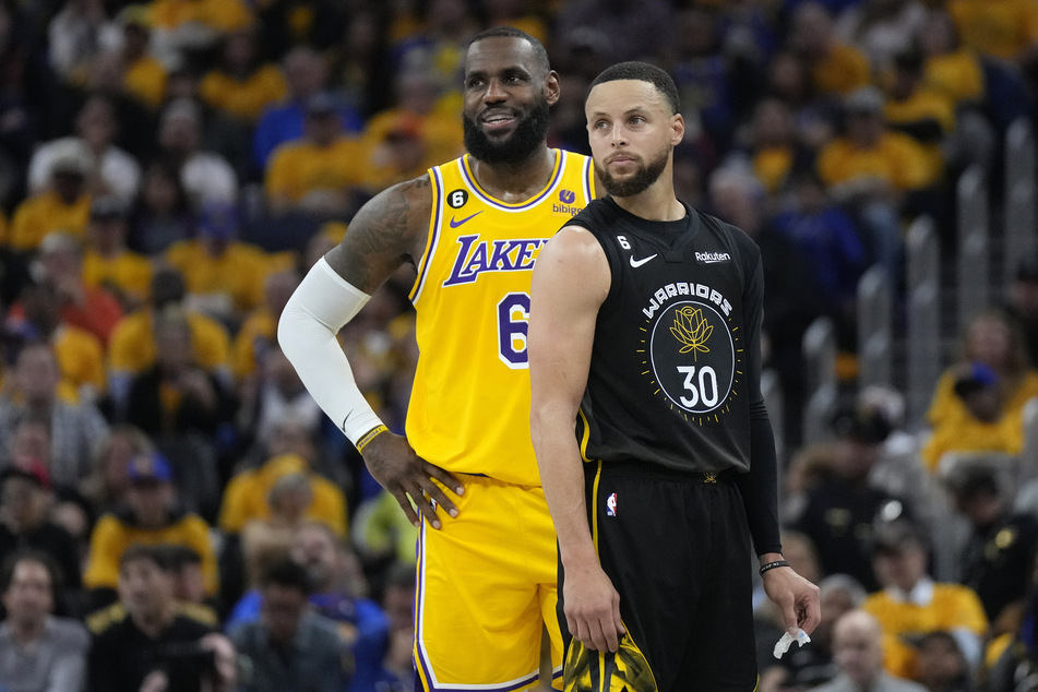 Die beiden NBA-Superstars LeBron James (38, l.) und Stephen Curry (35, r.) könnten bei Olympia in Paris 2024 gemeinsam das US-Trikot tragen.