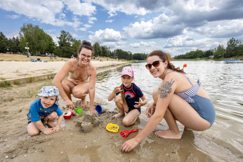 Sabrina (31) und Stephanie (30) halfen Manuel (2) und Mathilda (6) beim Sandburgbauen.