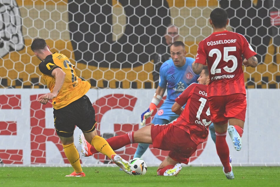 Robin Meißner (l.) macht in dieser Szene das 2:0 und damit die Sensation perfekt.