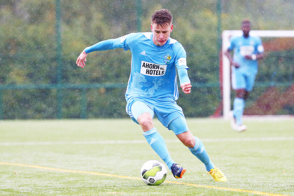 Florian Hansch (25) im Oktober 2017 im Trikot des Chemnitzer FC am Ball.