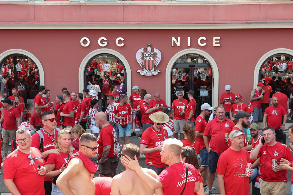 Fans des 1. FC Köln trafen sich an der Sehenswürdigkeit Fontaine du Soleil vor einem Fanshop des Gegners aus Nizza.