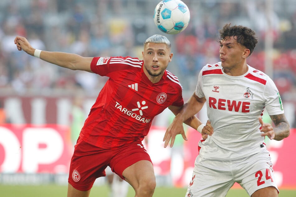 Jonas Niemiec (l.), hier im Zweikampf mit dem Kölner Julian Pauli, erzielte per Bananenflanke den vielumjubelten 2:2-Ausgleich für die Fortuna.