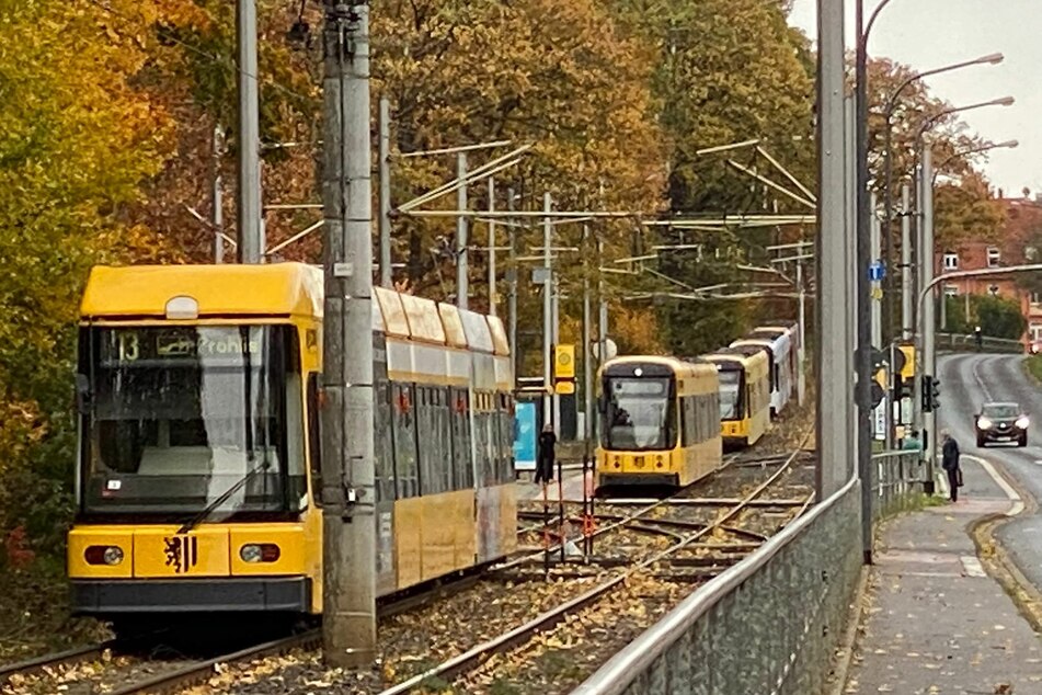 Stehende Straßenbahnen auf der Königsbrücker Straße auf Höhe des Moritzburger Wegs.