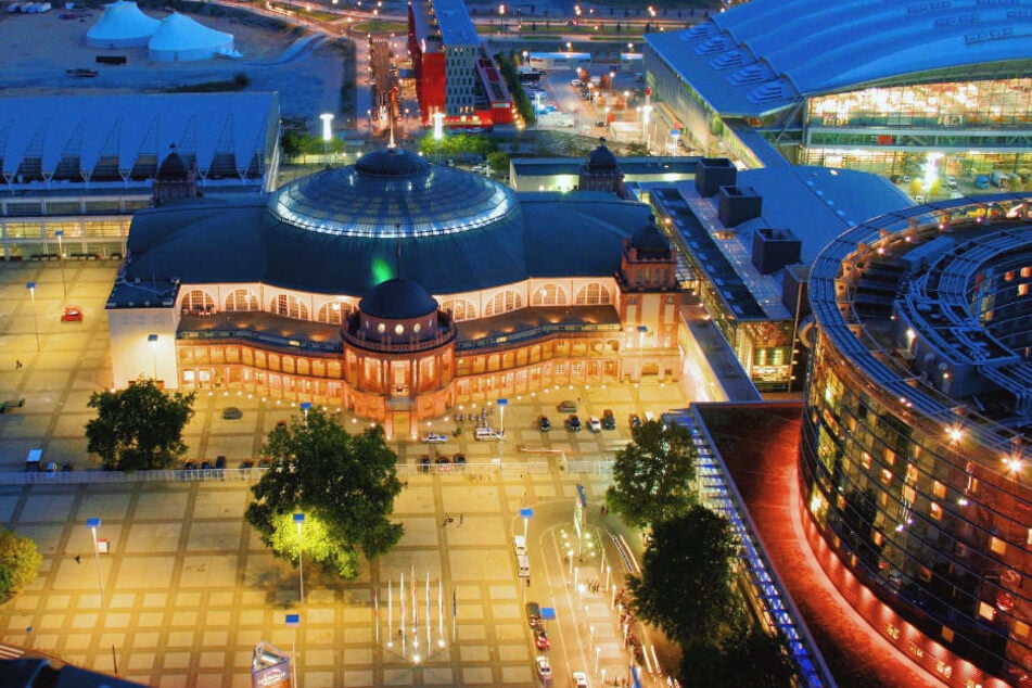 Die Festhalle in Frankfurt am Main am Messegelände im Abendlicht (Archivbild).