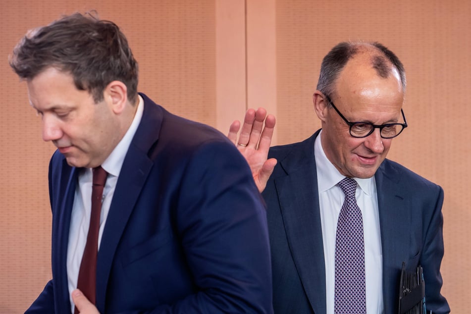 Finanzminister Lars Klingbeil (48, SPD, l.) und Bundeskanzler Friedrich Merz (70, CDU): Nicht einmal mehr ein Drittel der befragten Wahlberechtigten sind zurzeit mit der Arbeit der schwarz-roten Regierung zufrieden.
