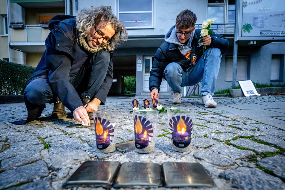 Die "Buntmacher" Daniel Dost (49, l.) und sein Sohn Jakob (20) reinigen Stolpersteine in der Hoffmannstraße.