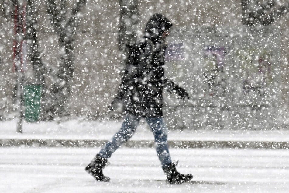 Am Samstagmorgen kann es in Hessen örtlich schneien: Der Tag wird deutlich kälter als der Tag zuvor. (Symbolfoto)