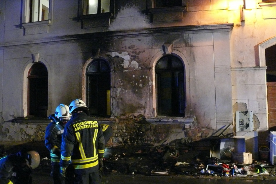 Durch einen angezündeten Sperrmüllhaufen entstand ein großer Schaden an dem Mehrfamilienhaus: Fensterscheiben zersprangen und der Putz bröckelte.