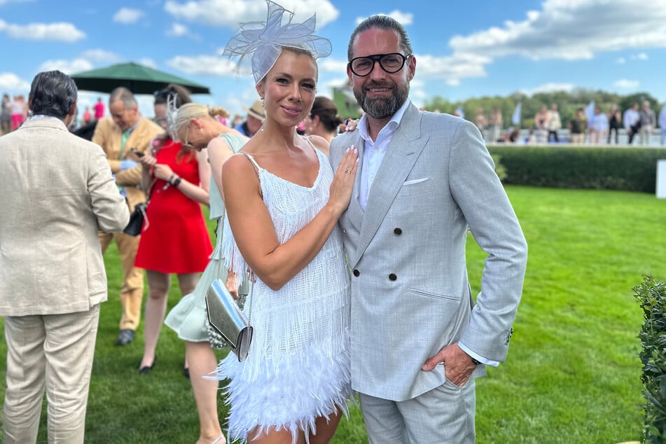 Die frisch vermählten Ex-Bachelor-Lady Janika (34) und DJ Kai Schwarz (53) beim "Audi Ascot Renntag" in Hannover nur zwei Tage nach ihrer großen Hochzeit.