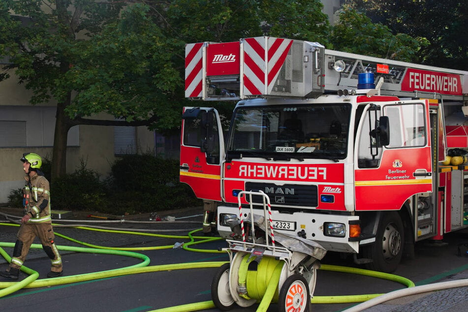 Berlin: Brand in Hellersdorfer Hochhaus: Feuerwehr doppelt gefordert