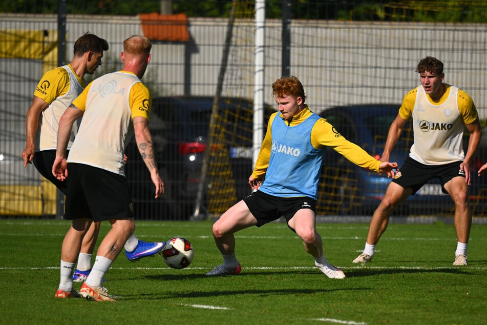 Geht auch im Training mit Wucht in jeden Zweikampf: Robert Wagner (2.v.r.).