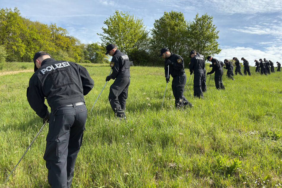 Die Polizei sucht ein riesiges Gebiet nahe dem Wohnhaus des Verdächtigen ab.