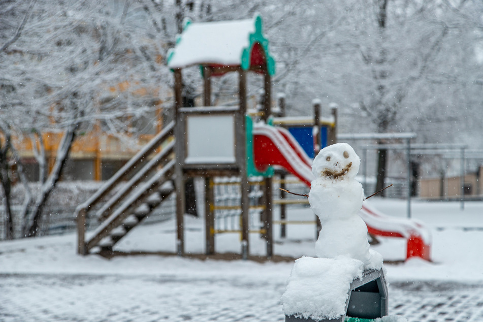 Der Neuschnee reichte sogar aus, um kleine Schneemänner zu bauen.