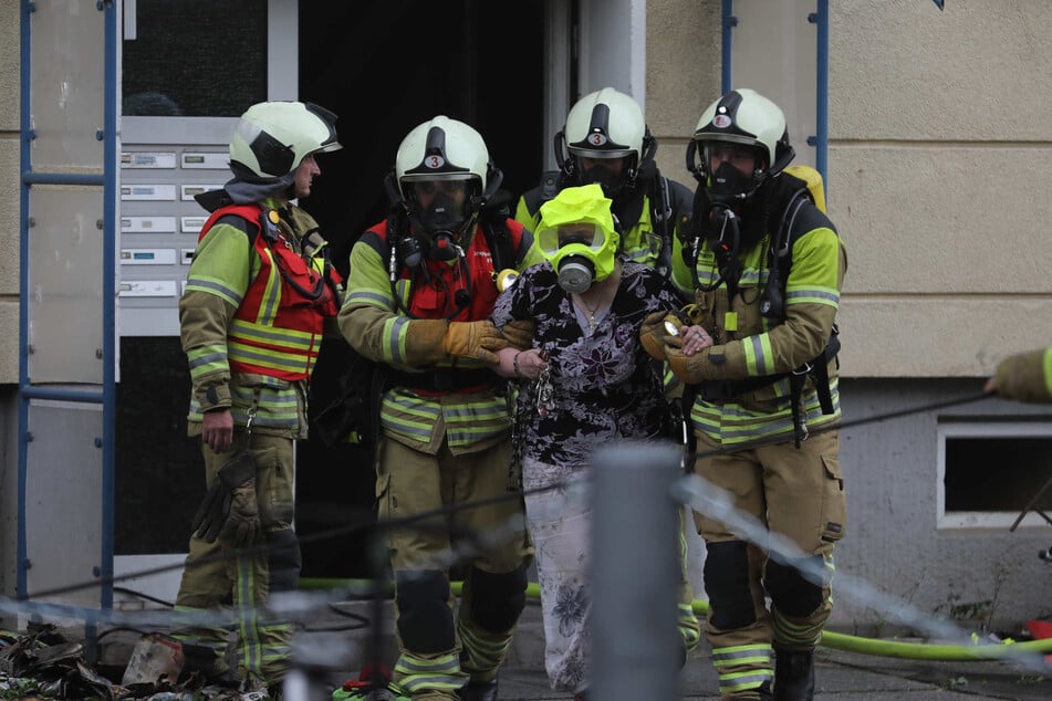 Die Feuerwehr rettete 16 Anwohner und zwei Hunde aus dem verqualmten Haus.