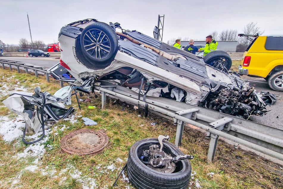 Der BMW kam auf dem Dach zum Liegen.