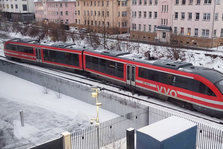 Strecke blockiert: Eine Regionalbahn ist am Montagmorgen im Bereich der Einfahrweiche des Bahnhofs Glashütte entgleist.