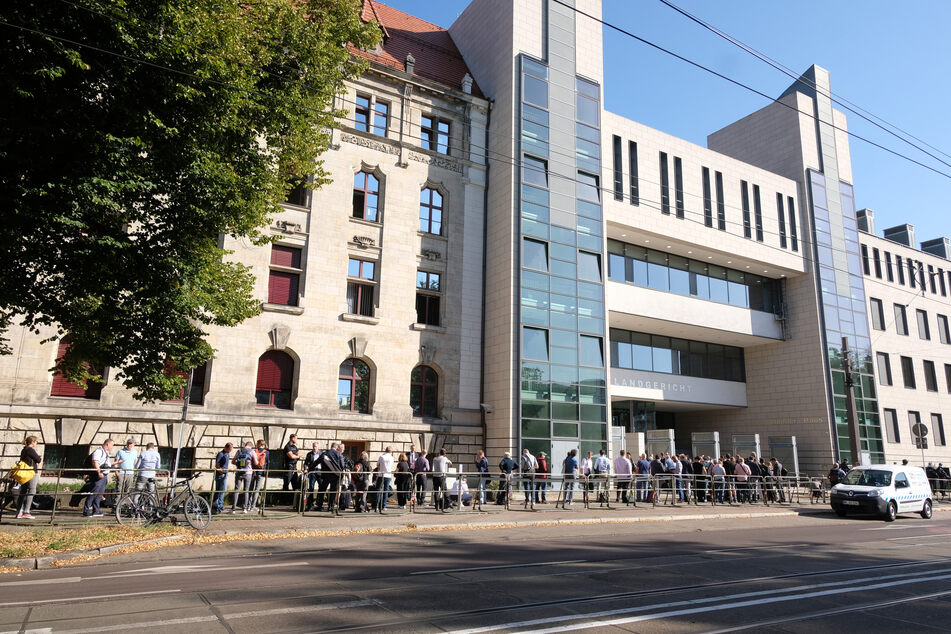 Prozessbeobachter und Journalisten stehen vor dem Landgericht Magdeburg. Hier beginnt der Prozess gegen den Attentäter von Halle.