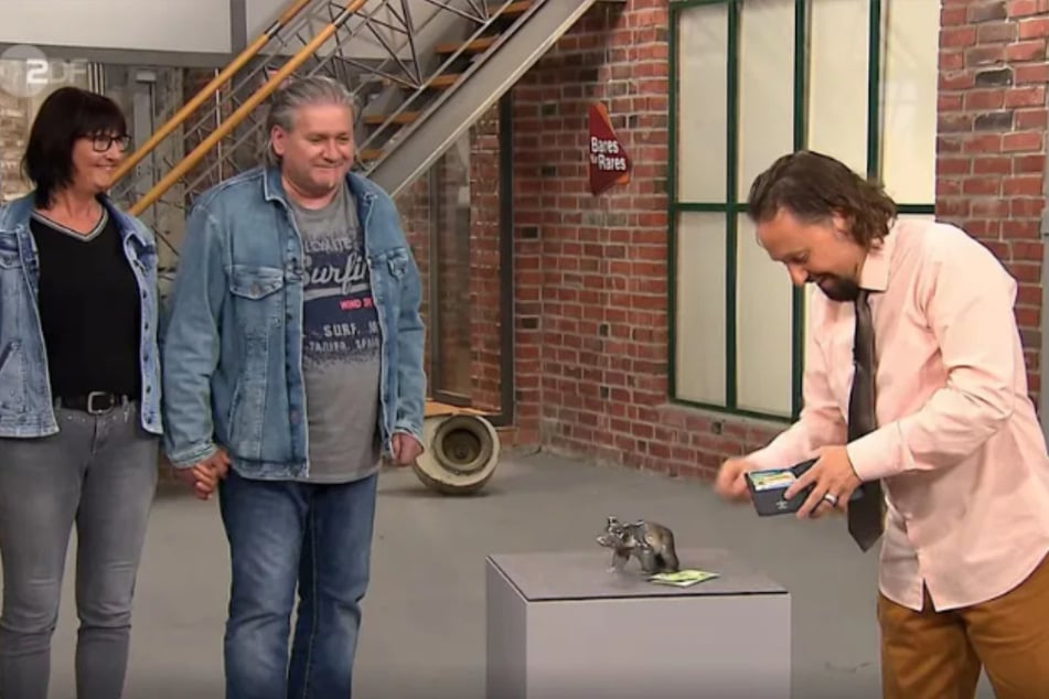 Für satte 250 Euro sichert sich Wolfgang Pauritsch (53, r.) die Rosenthal-Figur.