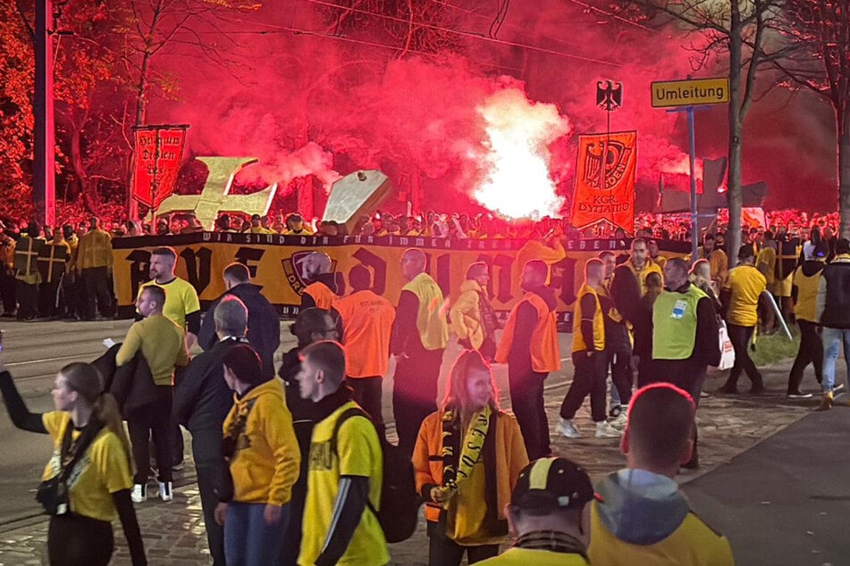 Die Fans sind soeben am Rudolf-Harbig-Stadion angekommen.