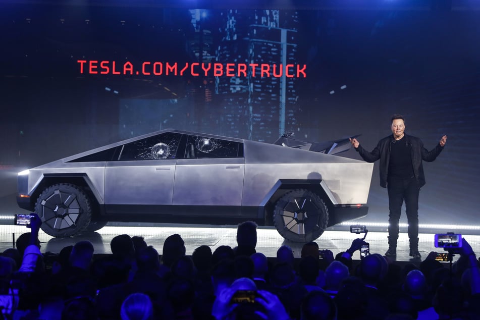 Eine Präsentation, die im Gedächtnis blieb. Musk und sein Cybertruck in einem Designstudio von Tesla 2019.