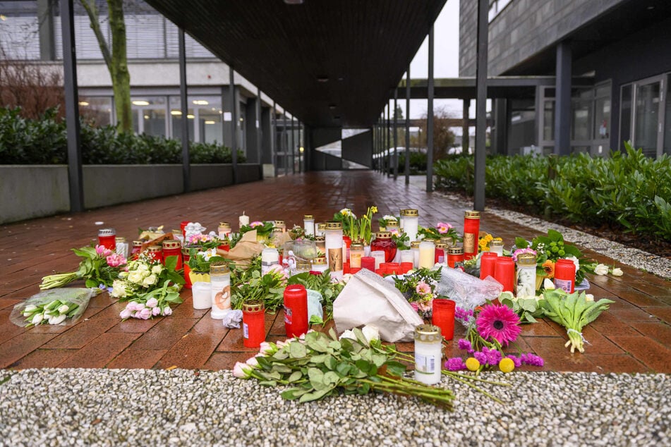 Auf einer Treppe vor dem Berufskolleg Tecklenburger Land wurden Kerzen und Blumen abgelegt.