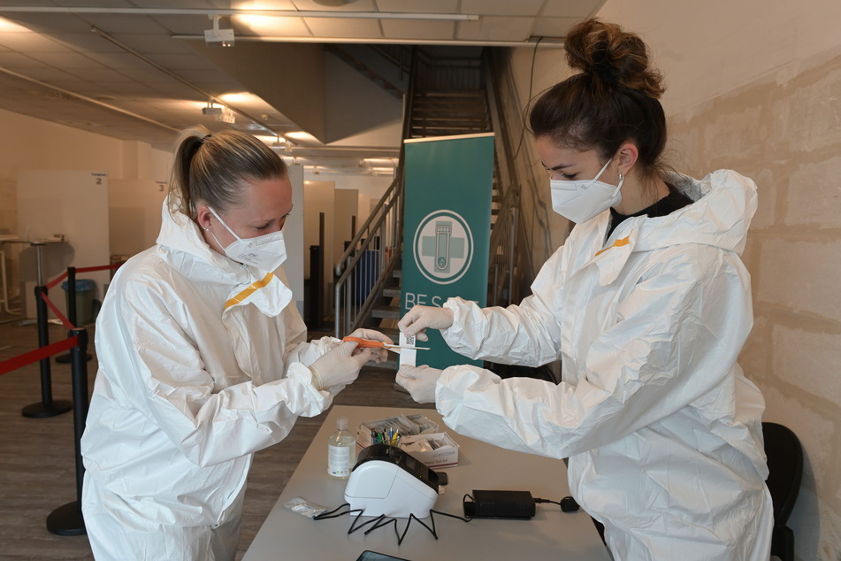 Sindy Taizs (36, l.) und Sally Winkler (22) führen die Tests durch.