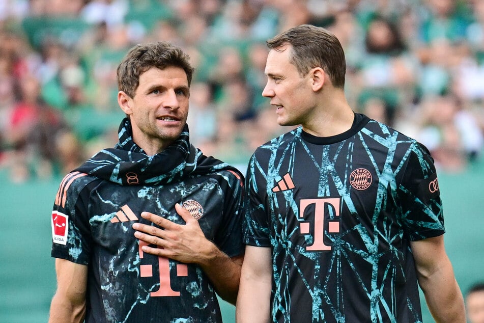 Zwei FCB-Akteure unter sich! Auf dem Platz halten Manuel Neuer (38) und Teamkollege Thomas Müller (35) einen Plausch ab.