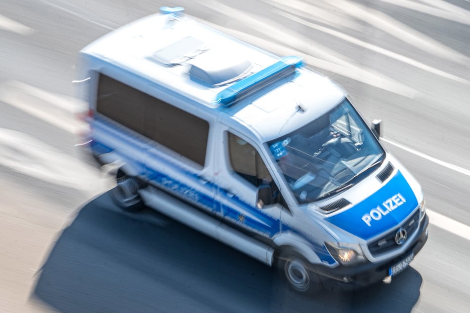 Auf der A33 kam es am Donnerstagmittag zu einem Lkw-Unfall. Die Polizei ist vor Ort im Einsatz. (Symbolbild)