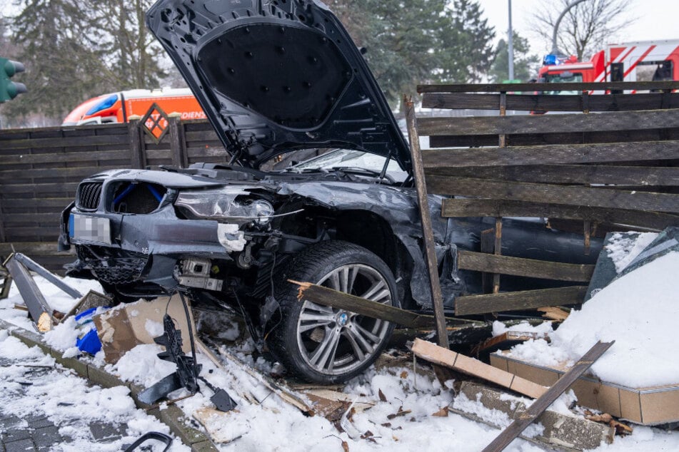 Kurz nach dem Crash musste das Auto professionell abgeschleppt werden.