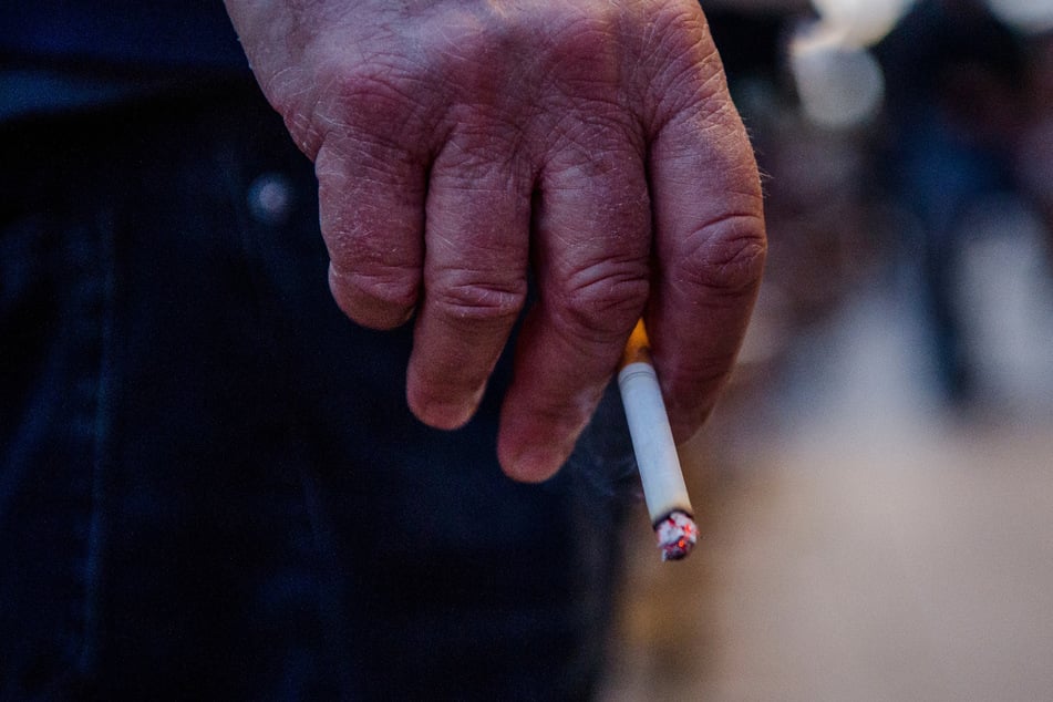 Rassistisch beleidigt und attackiert: Schwarzfahrer will Opfer Zigarette ins Auge drücken