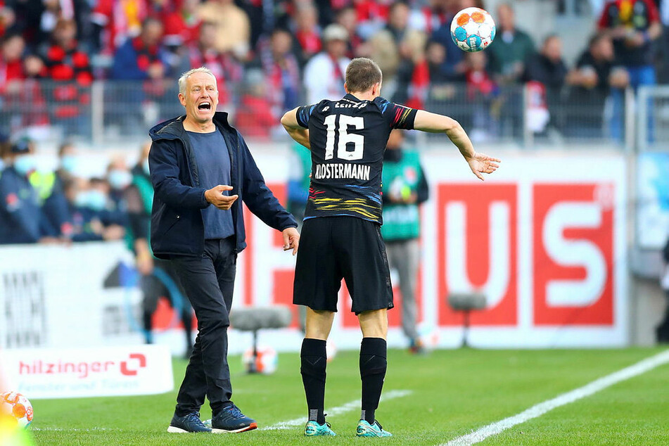 SCF-Coach Christian Streich (56, l.) war mit der Schiedsrichterleistung nicht zufrieden, handelte sich durch sein Meckern auch Gelb ein.