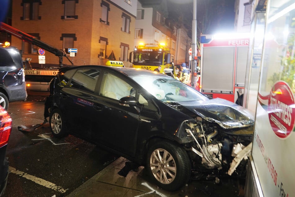 Drogenfahrt in Stuttgart? Taxi kracht in Pizzeria