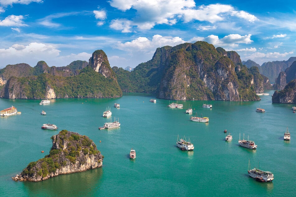 Die Halong Bay in Vietnam ist ein beliebtes Touristenziel und Fotomotiv.