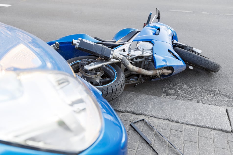 Ein Motorradfahrer ist am Freitag im Landkreis Leipzig bei einem Unfall schwer verletzt worden. (Symbolbild)