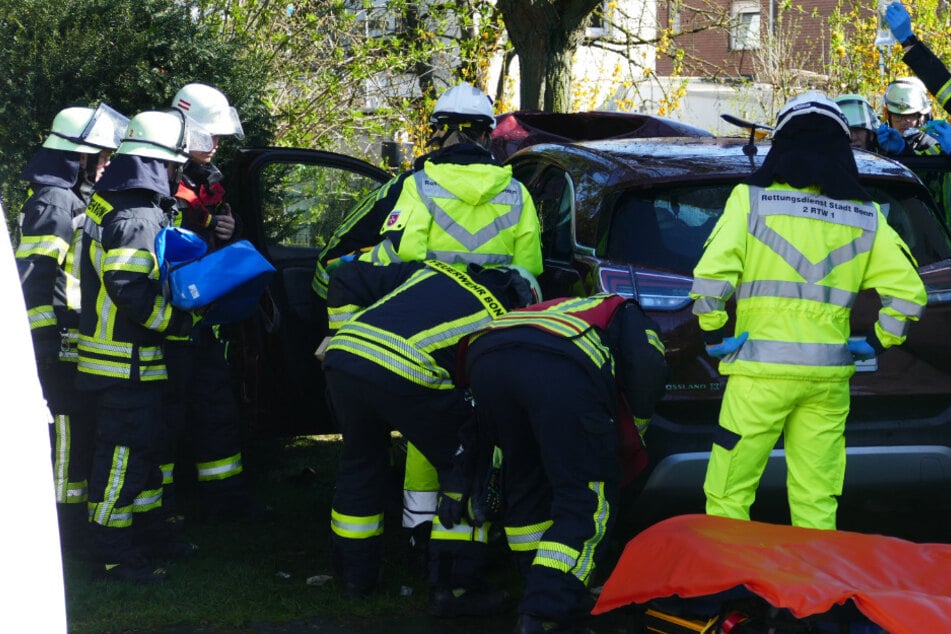 Zahlreiche Rettungskräfte der Feuerwehr kümmerten sich nach dem Unfall um die Insassen im Wagen.