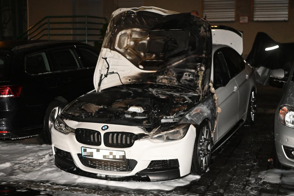Weil ein weißer BMW brannte, mussten Polizei und Feuerwehr eingreifen.