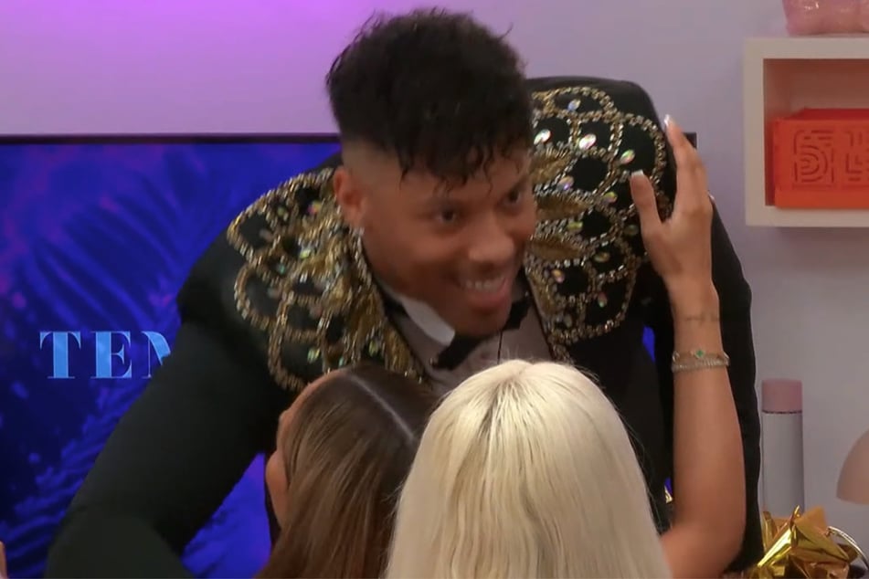 Die Begrüßung zwischen Kev und Charleen (l.) ist sehr kühl. Für ihn ist es aber anscheinend kein Problem, dass sie sich kennen.