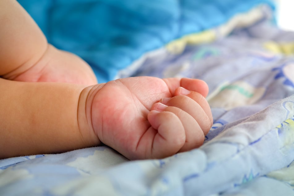 Das Baby musste seither in ein Krankenhaus eingeliefert werden. (Symbolbild)