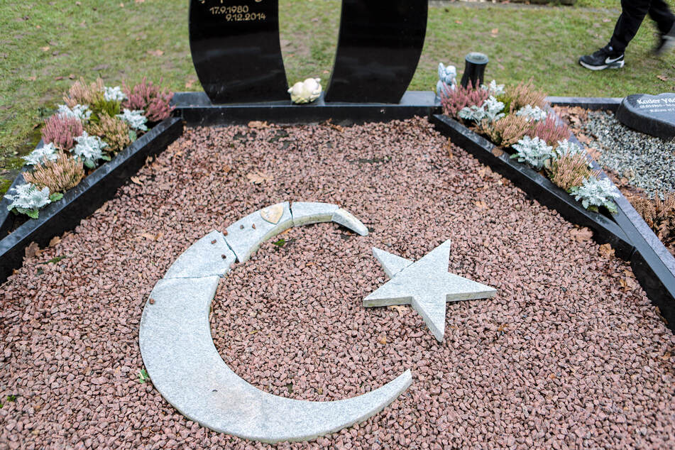 Blick auf die zerbrochene Dekoration eines Grabes auf dem muslimischen Friedhof in Iserlohn. Unbekannte hatten dort ihr Unwesen getrieben und mehrere Gräber geschändet.