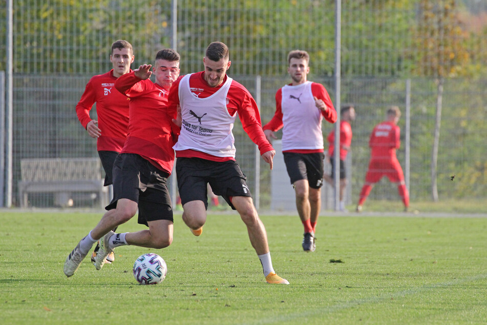 Training statt Punktspiel gegen Türkgücü München beim FSV Zwickau! Jozo Stanic (l.) im Zweikampf mit Maximilian Wolfram.