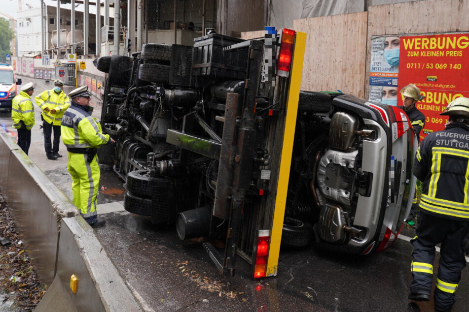 Der Abschlepp-Lkw kippte vor dem Wagenburgtunnel auf die Seite.
