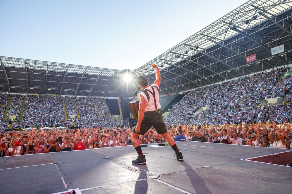 Im Rudolf-Harbig-Stadion spielte der Musiker vor knapp 20.000 Besucherinnen und Besuchern.