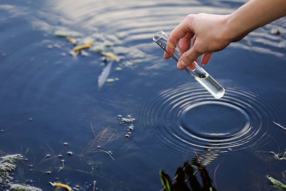 Belastetes Wasser sei auf eine angrenzende Wiesenfläche auf dem Firmengelände in Silbitz abgepumpt worden. (Symbolfoto)